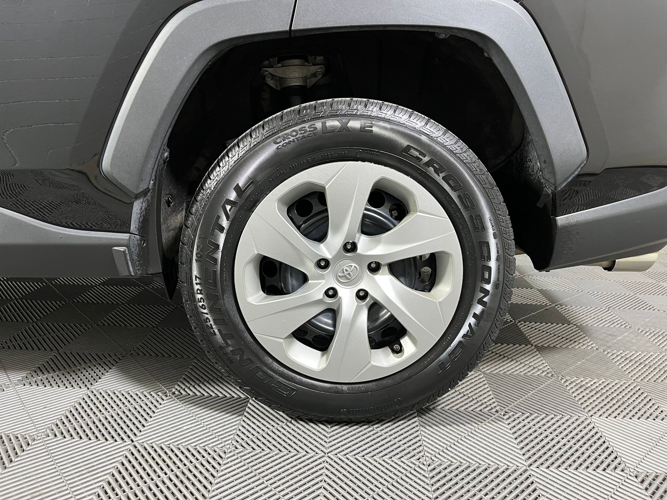 Used 2021 Toyota RAV4 LE image 17