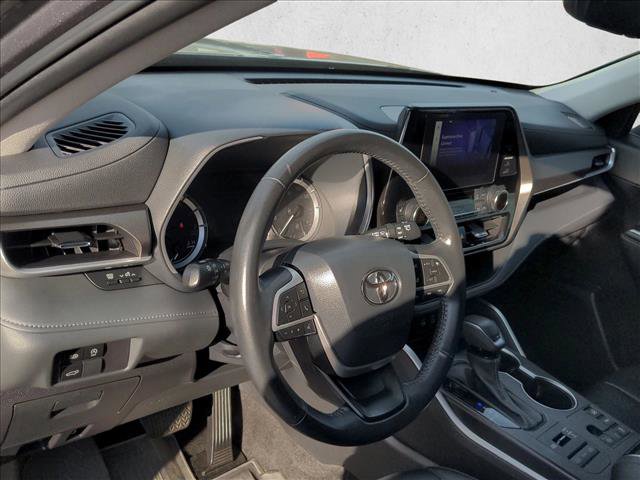 Used 2023 Toyota Highlander XLE image 11