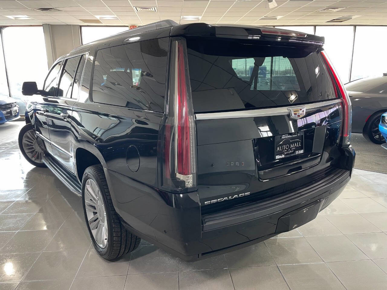 Used 2018 Cadillac Escalade ESV Luxury AWD/4WD image 5