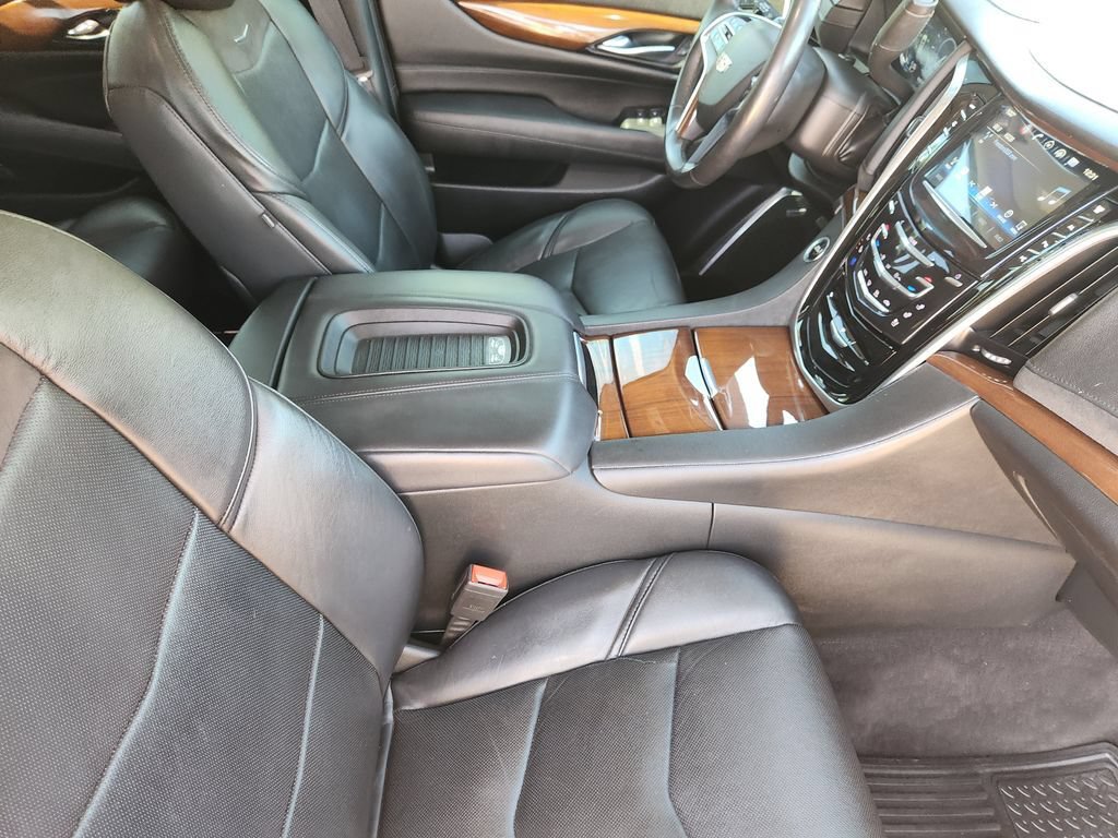 Used 2020 Cadillac Escalade Luxury w/ Escalade Sport Edition AWD/4WD image 25