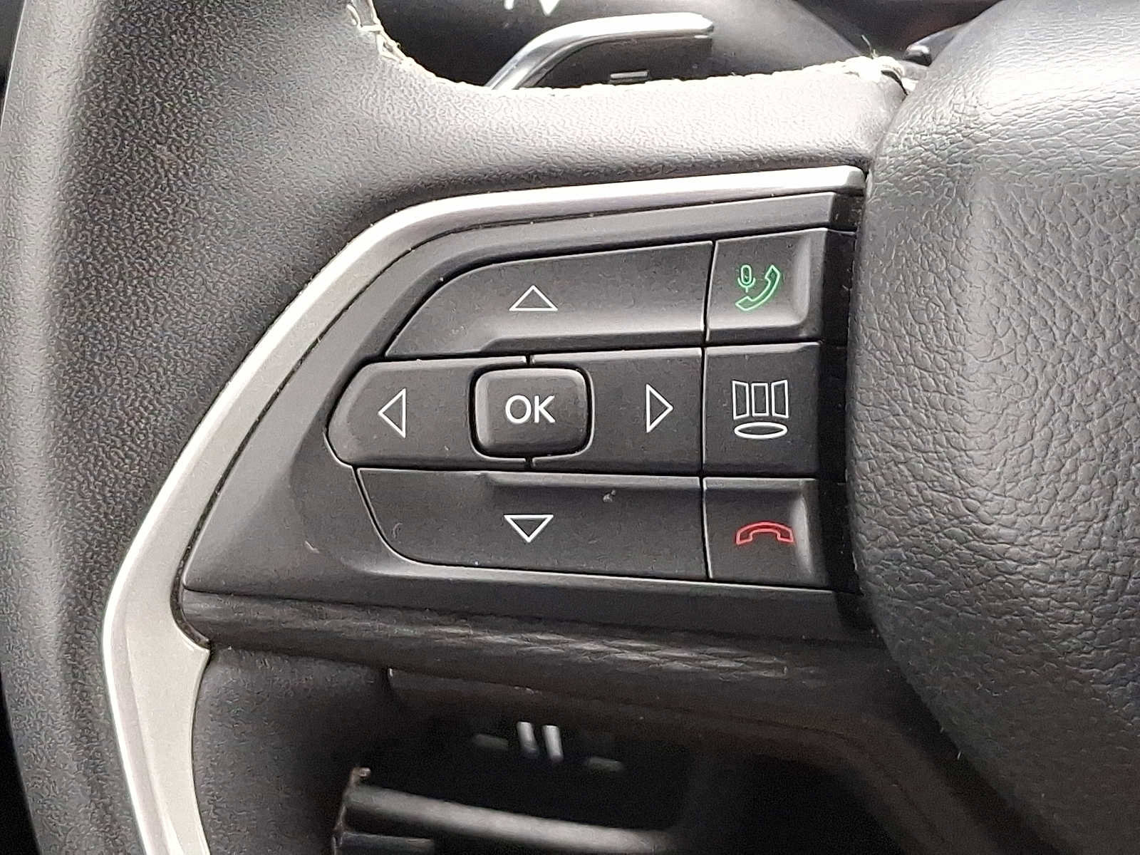 Used 2023 Jeep Grand Cherokee Laredo w/ Luxury Tech Group I image 21