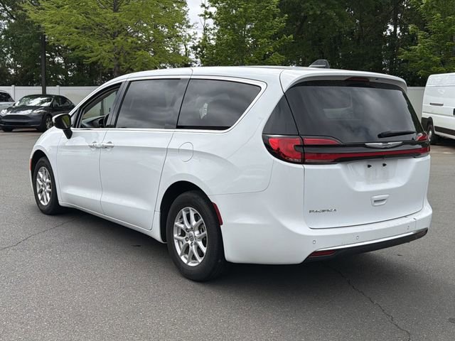 Used 2023 Chrysler Pacifica Touring-L FWD image 3