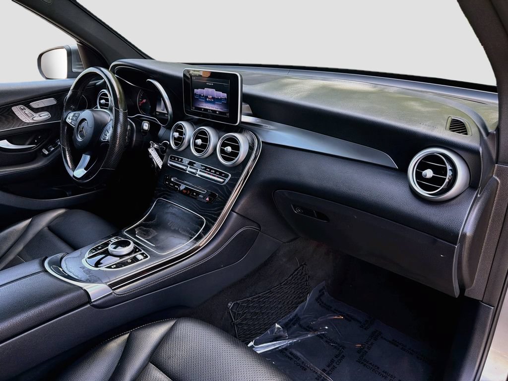 Used 2018 Mercedes-Benz GLC 300 4MATIC w/ Premium Package image 34