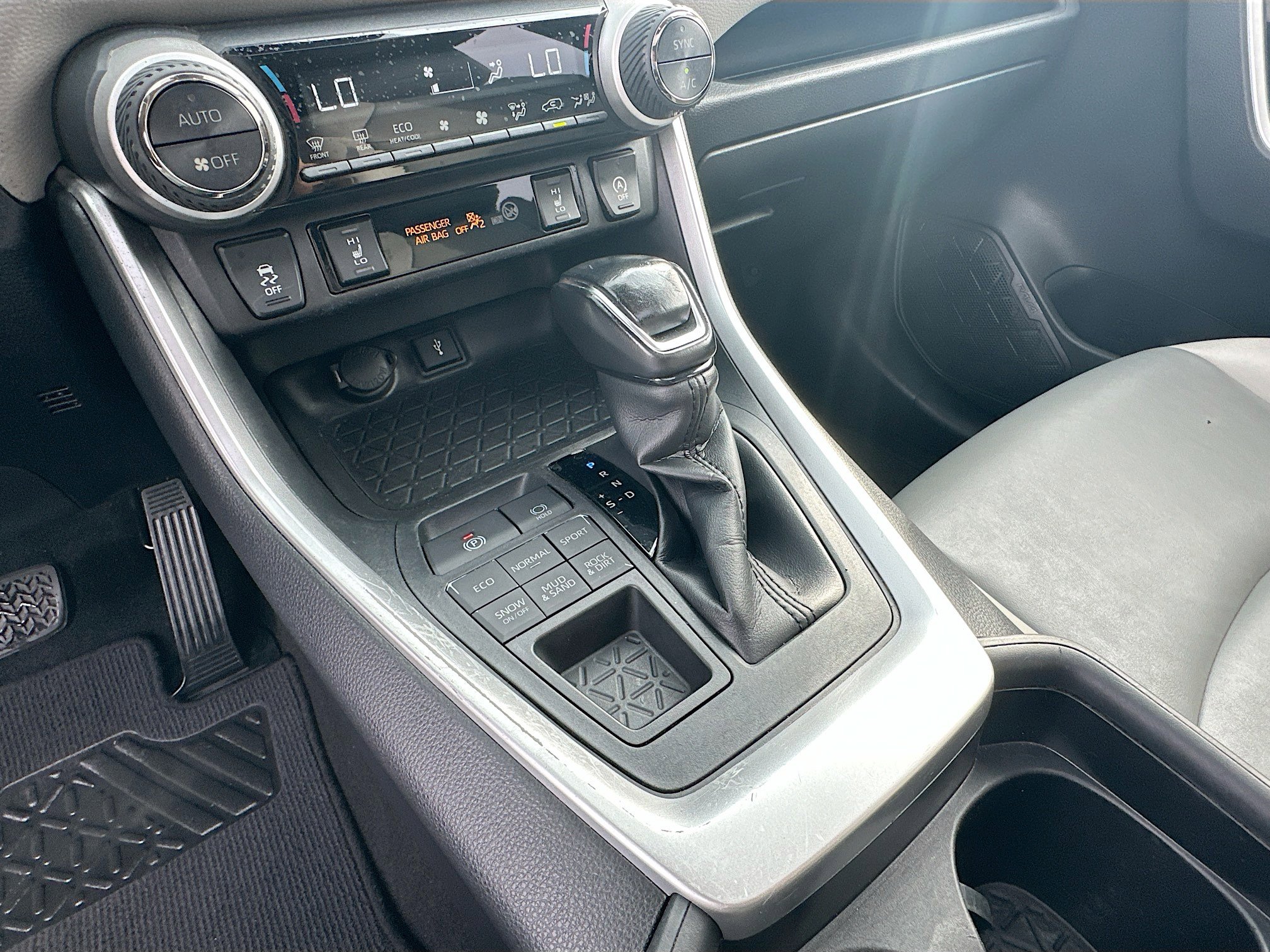 Used 2020 Toyota RAV4 XLE Premium image 16