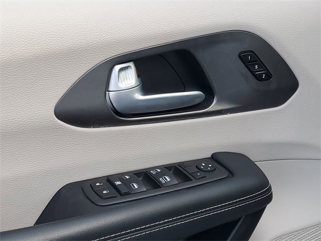 Used 2024 Chrysler Pacifica Touring-L image 22