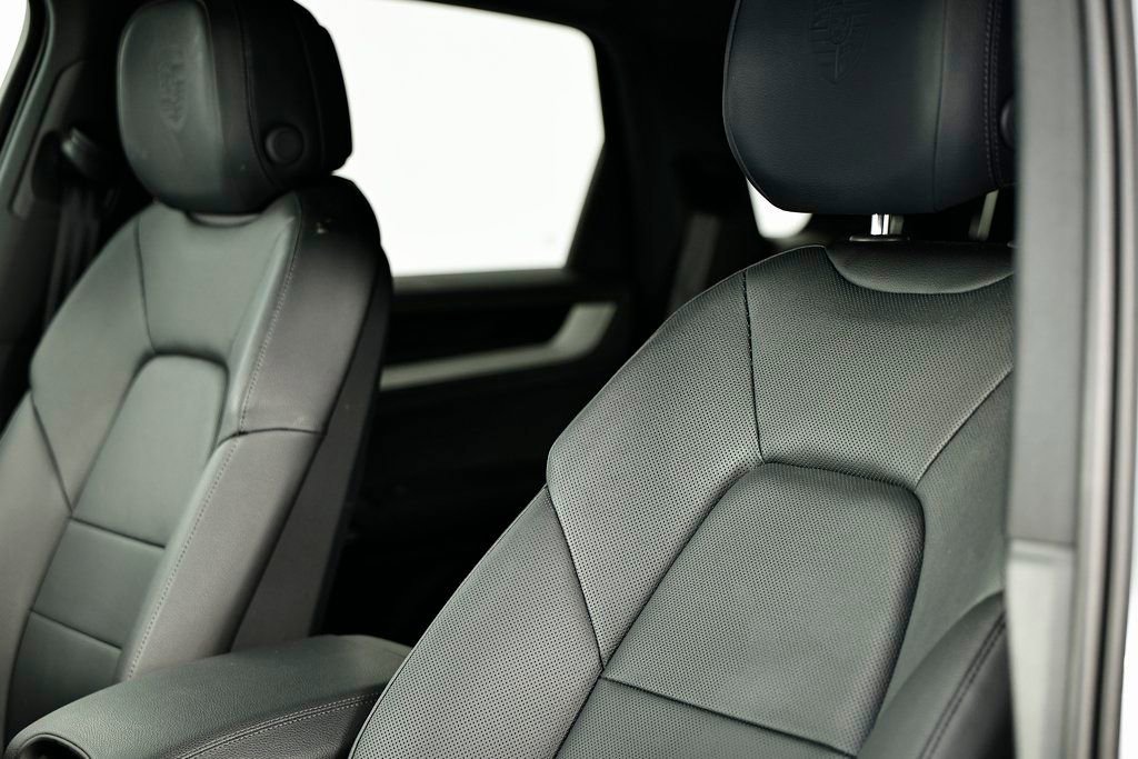 Certified 2025 Porsche Cayenne AWD/4WD image 23