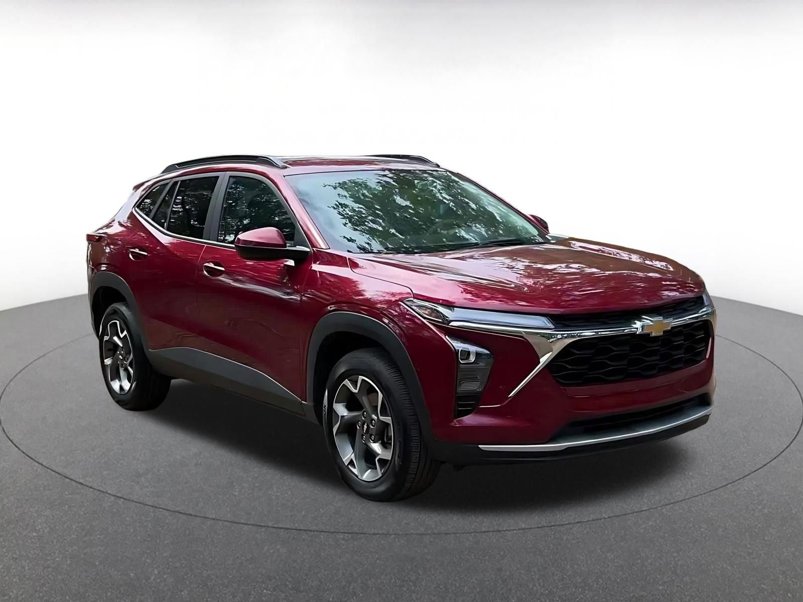 Used 2025 Chevrolet Trax LT FWD image 2