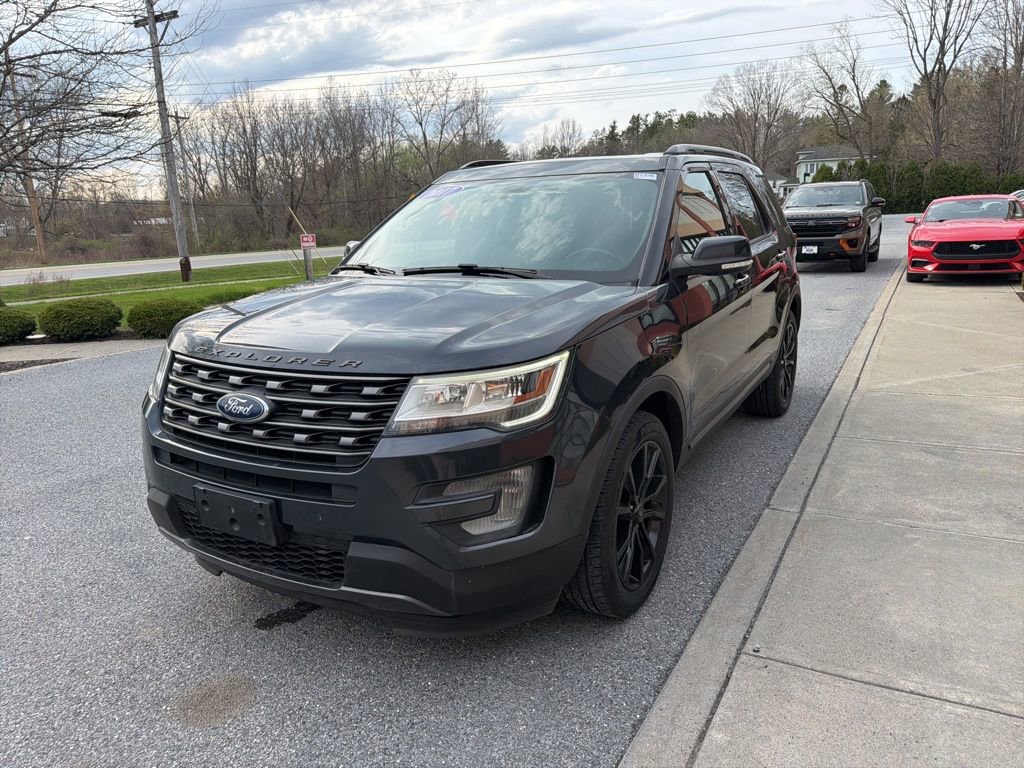 Used 2017 Ford Explorer XLT w/ Equipment Group 202A AWD/4WD image 3