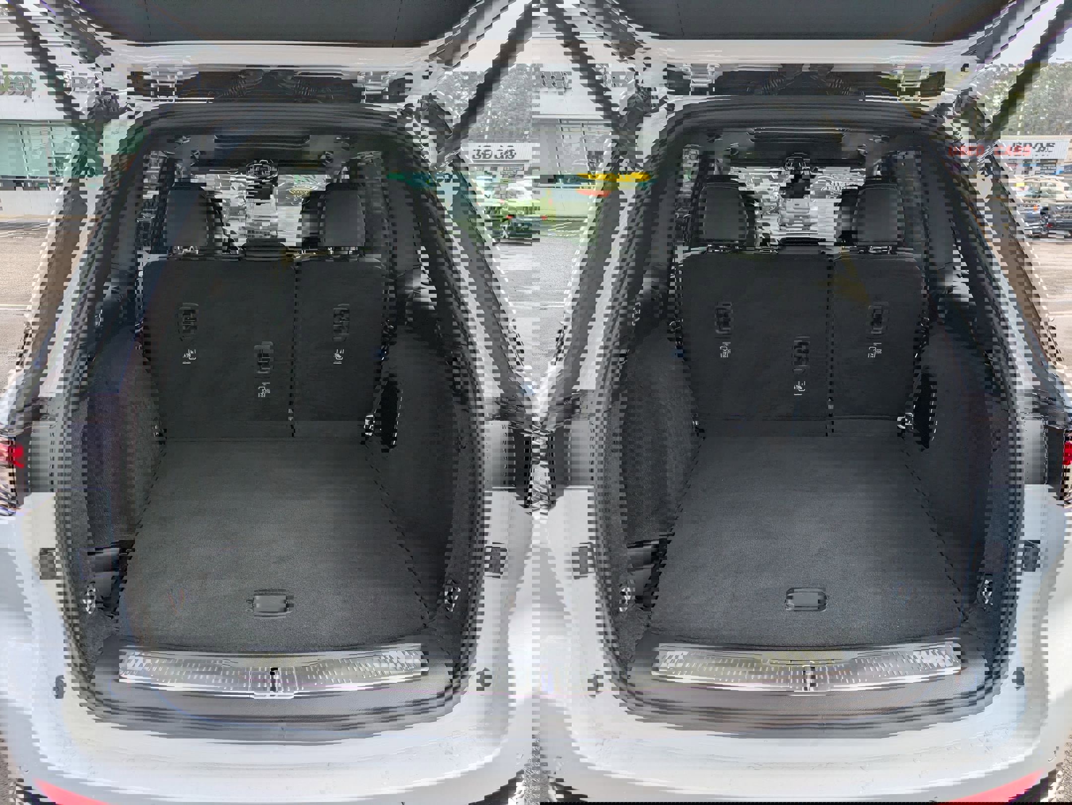 Certified 2025 Jeep Grand Cherokee Overland w/ Luxury Tech Group IV image 29