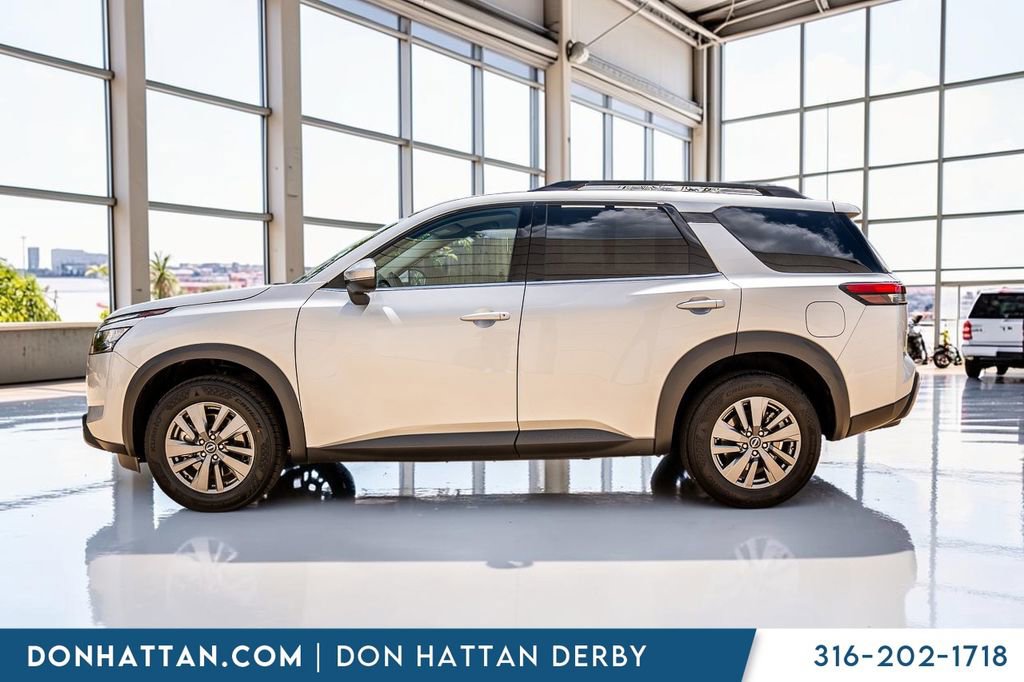 Used 2025 Nissan Pathfinder SV FWD image 2