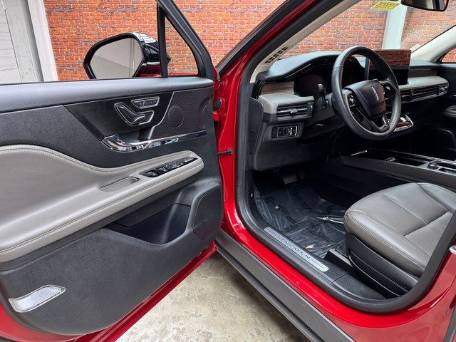 Used 2023 Lincoln Corsair Reserve image 9