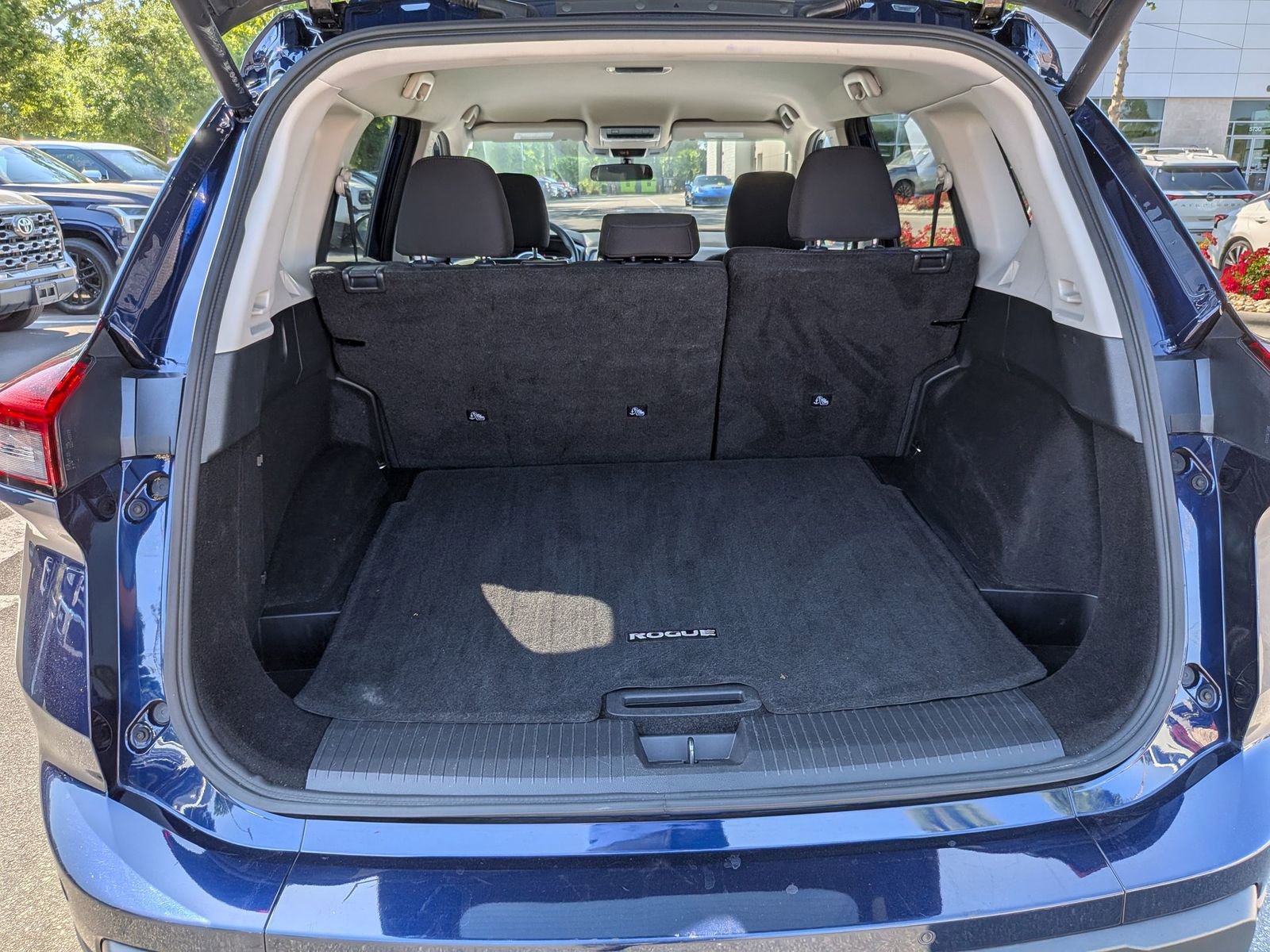 Used 2024 Nissan Rogue SV FWD image 31
