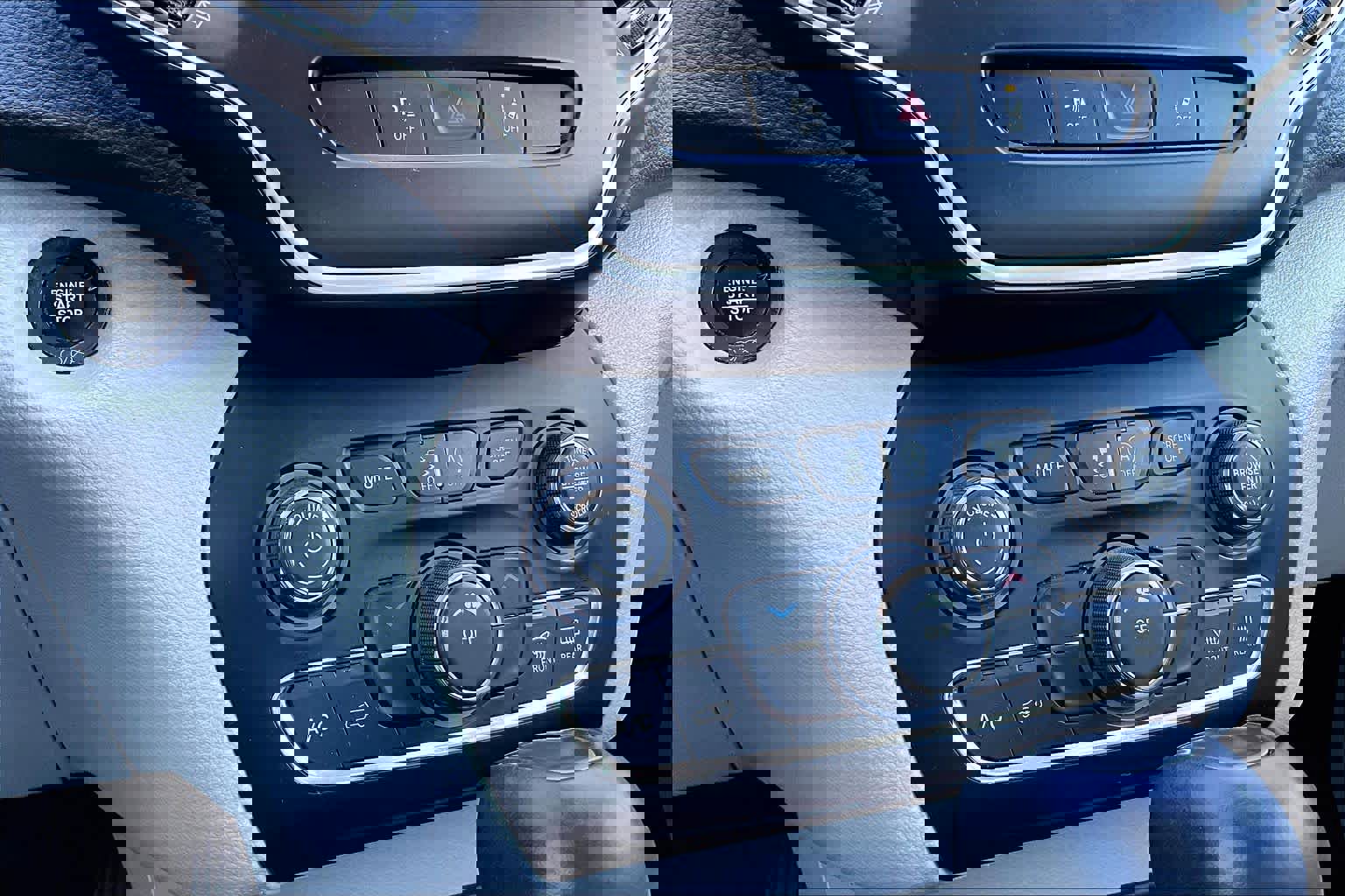 Used 2021 Jeep Cherokee Latitude Lux w/ Mopar Interior Package image 34