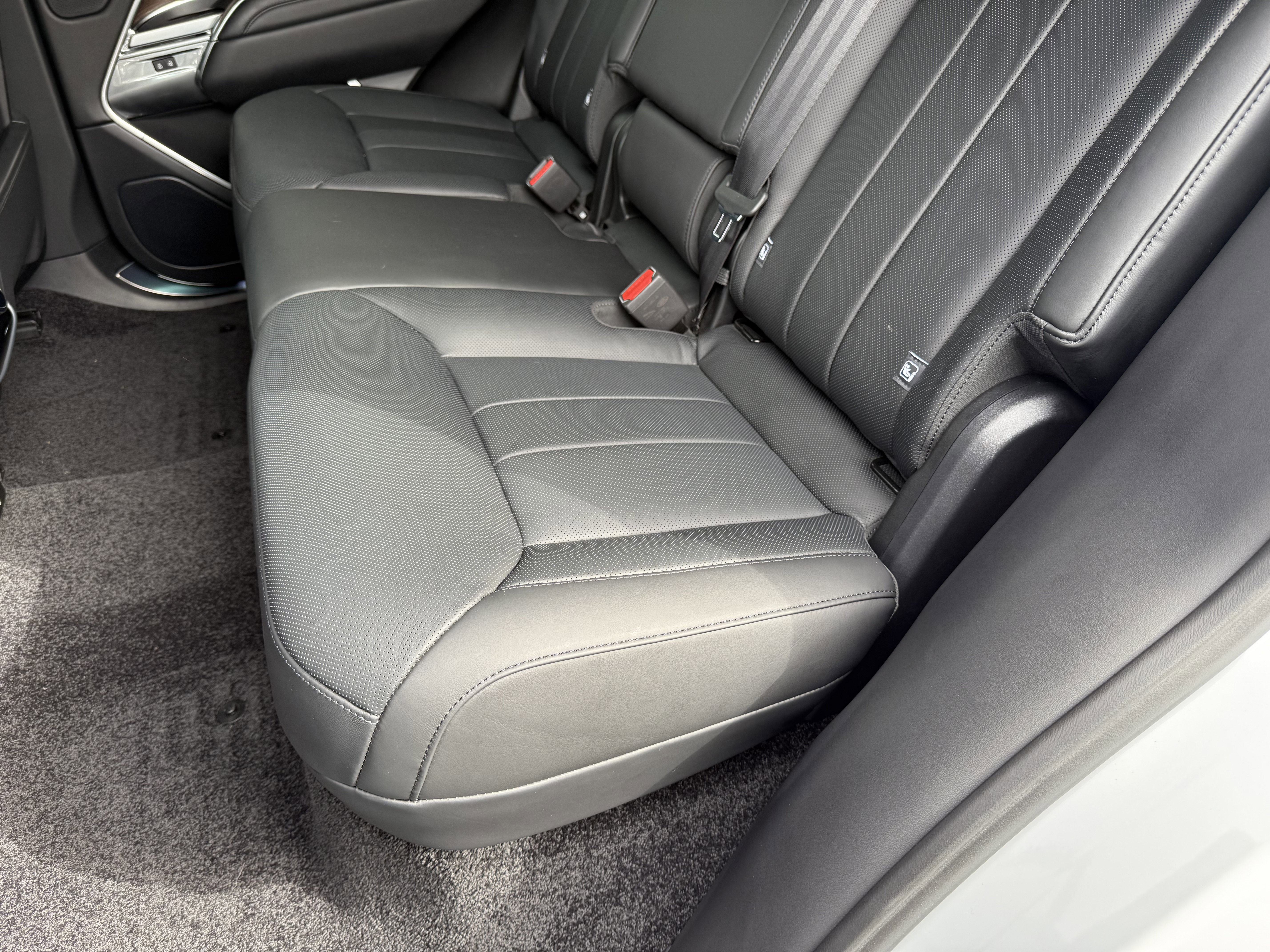 Certified 2025 Land Rover Range Rover SE image 16