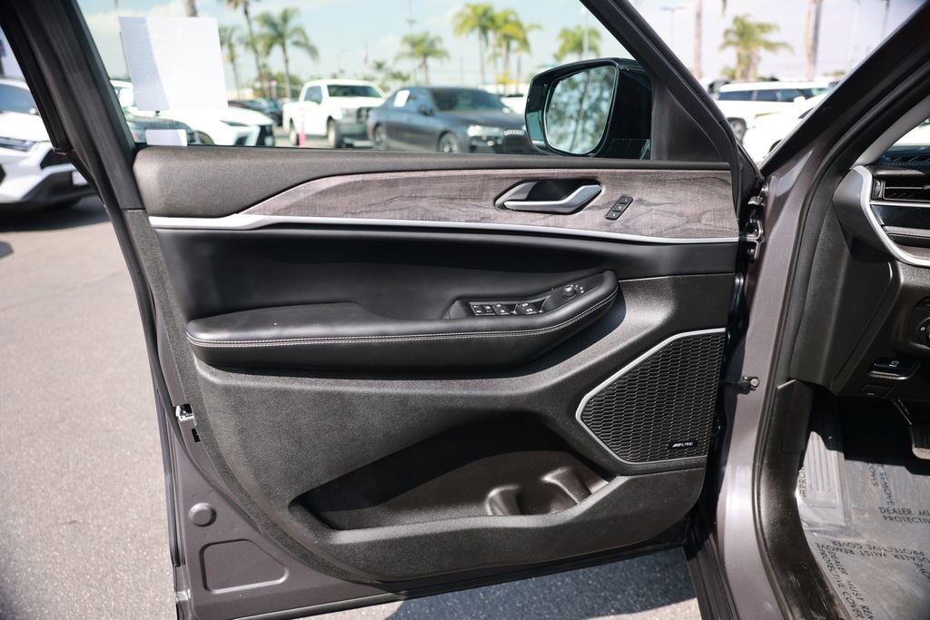 Used 2024 Jeep Grand Cherokee Limited 4xe w/ Luxury Tech Group II image 17