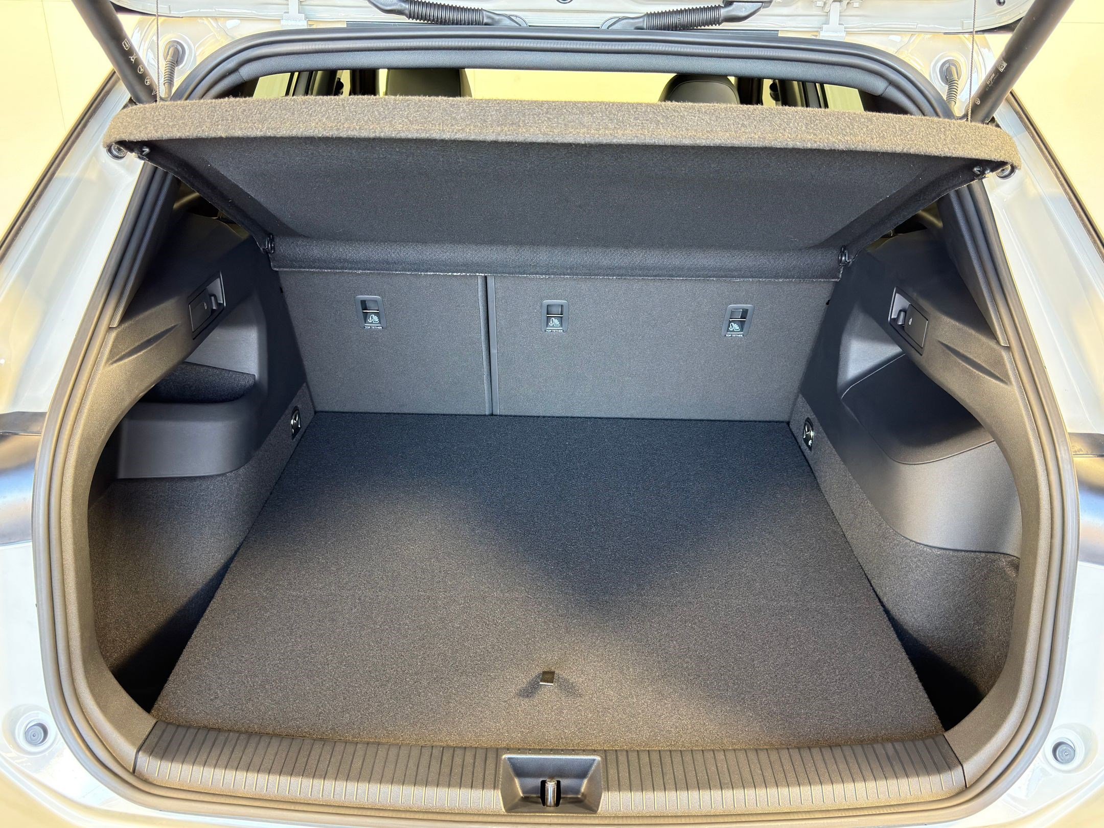 Used 2025 Volkswagen Tiguan SEL R-Line image 32