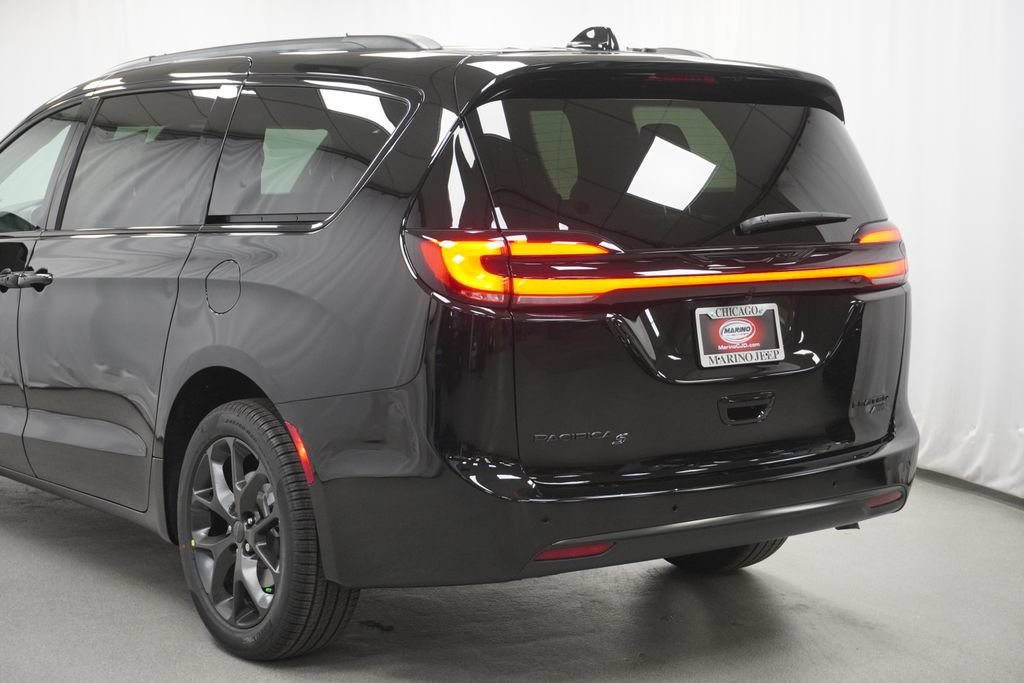 New 2027 Chrysler Pacifica Limited AWD/4WD image 12