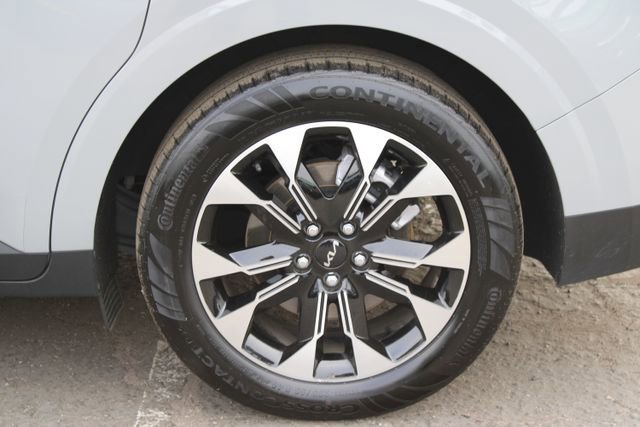 Used 2024 Kia Carnival EX image 8