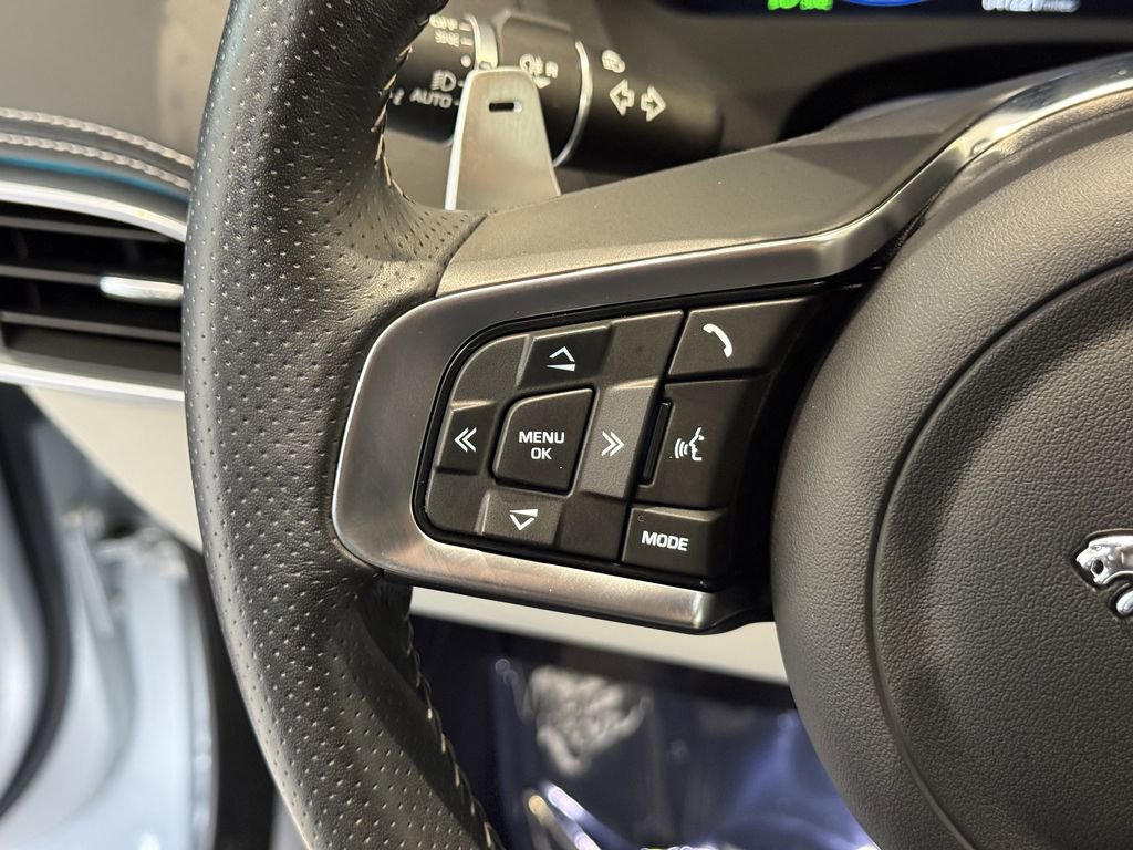 Used 2020 Jaguar F-PACE SVR image 24