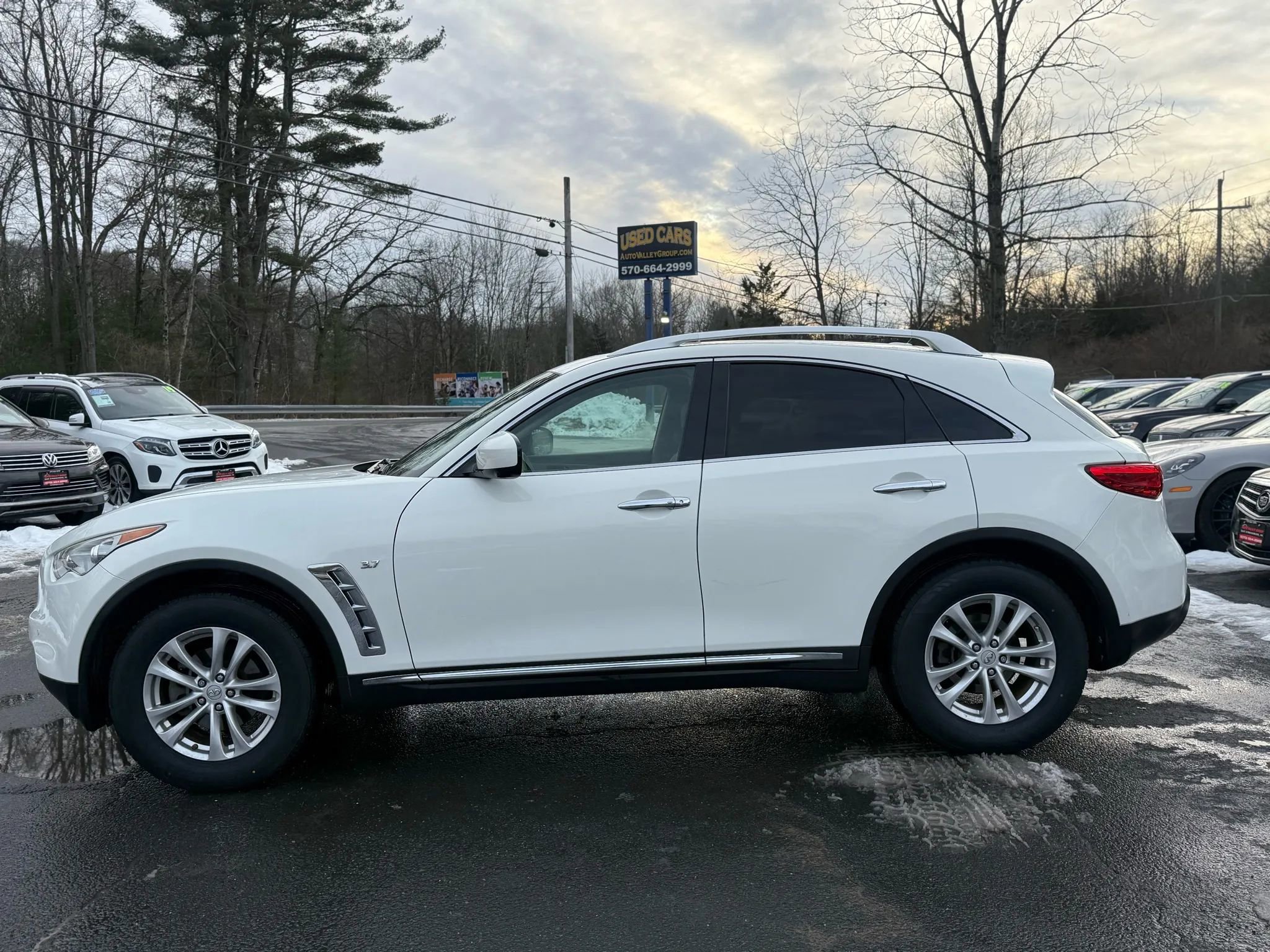 Used 2016 INFINITI QX70 3.7 Sport Utility 4D w/ Premium Package image 8