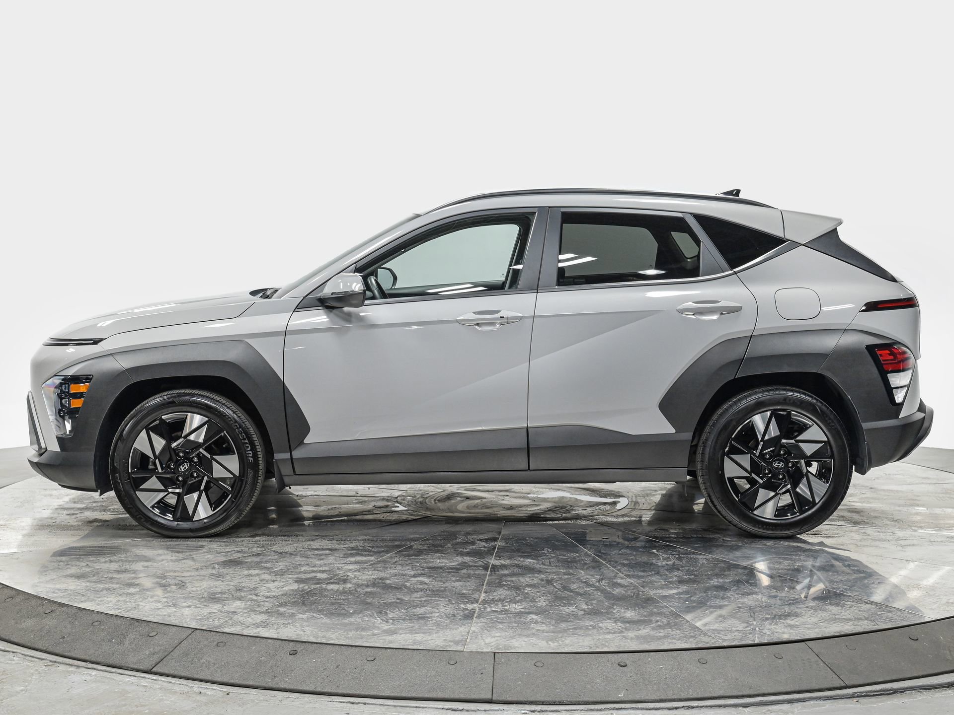 Used 2024 Hyundai Kona SEL FWD image 2
