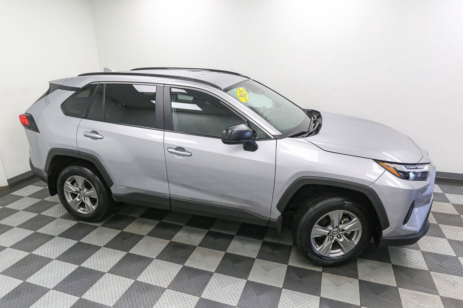 Used 2025 Toyota RAV4 LE AWD/4WD image 5