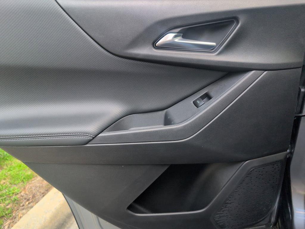 New 2026 Chevrolet Equinox LT w/ Convenience Package II FWD image 32