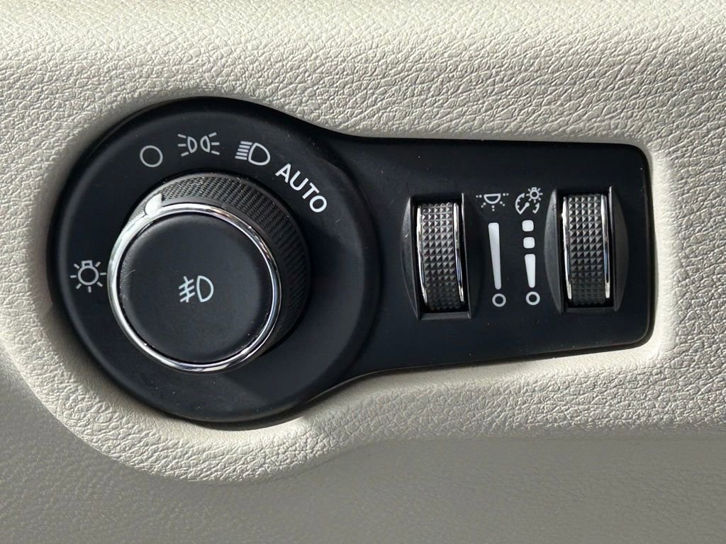 Used 2023 Chrysler Pacifica Touring-L image 29