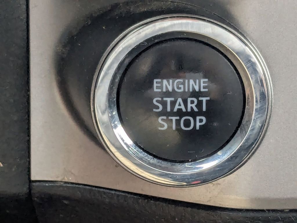 Used 2016 Toyota Tacoma Limited w/ Towing Package image 32