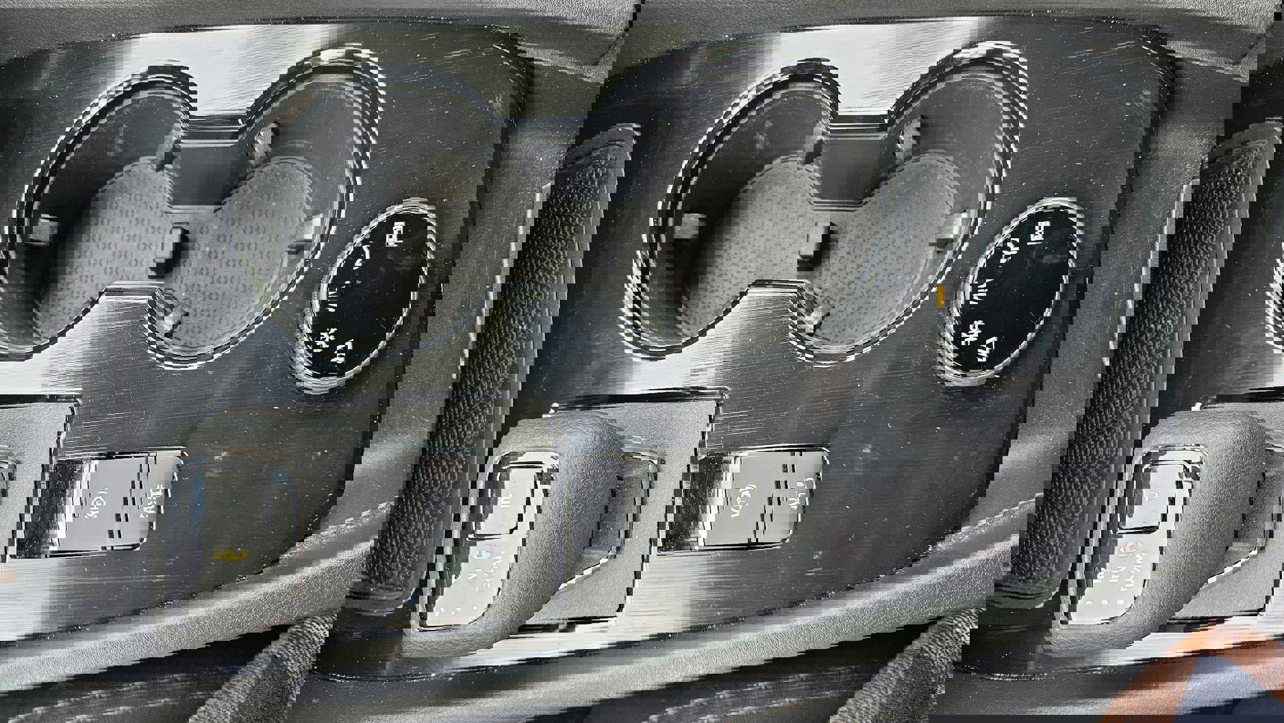 Used 2023 Nissan Rogue SV image 33