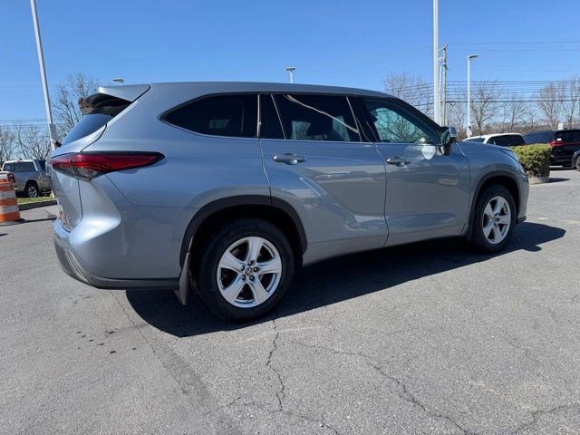 Used 2021 Toyota Highlander LE AWD/4WD image 7