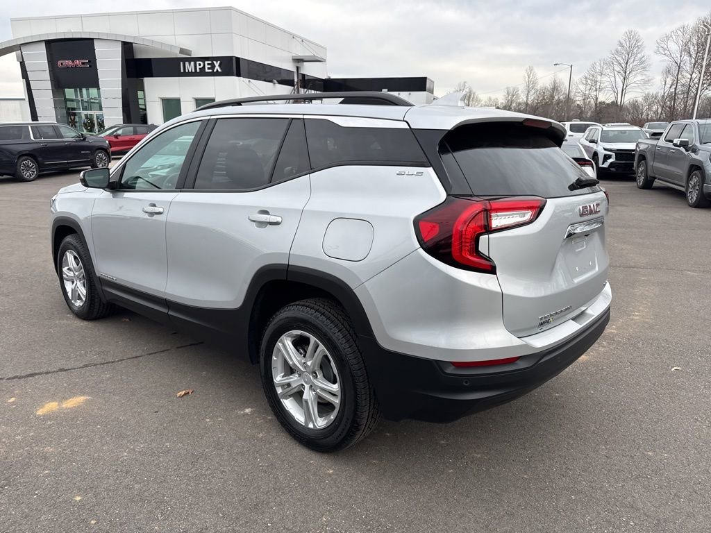 Used 2022 GMC Terrain SLE w/ Driver Convenience Package image 3