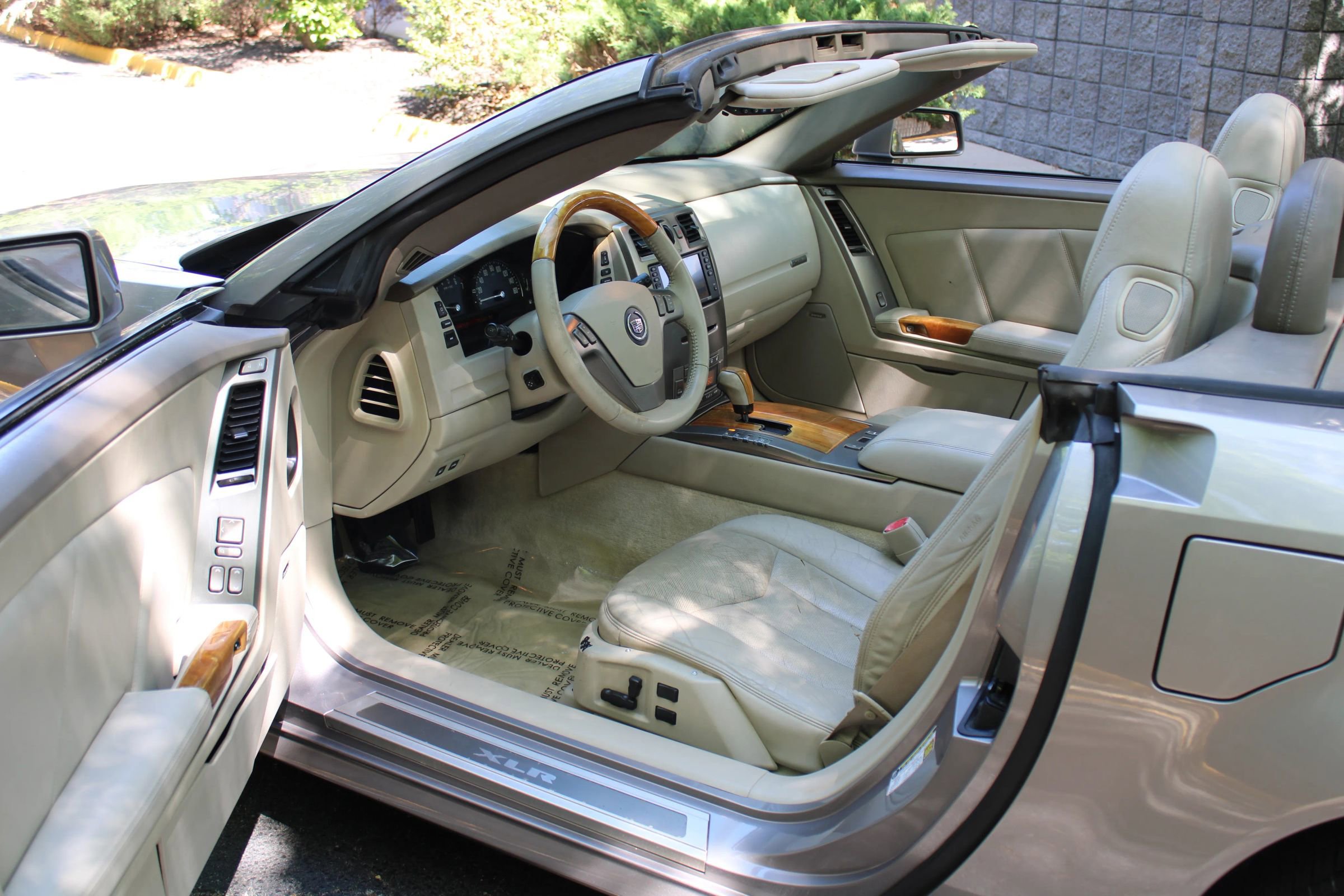 Used 2005 Cadillac XLR RWD image 13