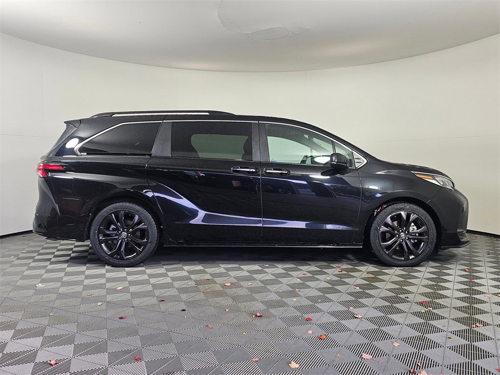 Used 2023 Toyota Sienna XSE image 8