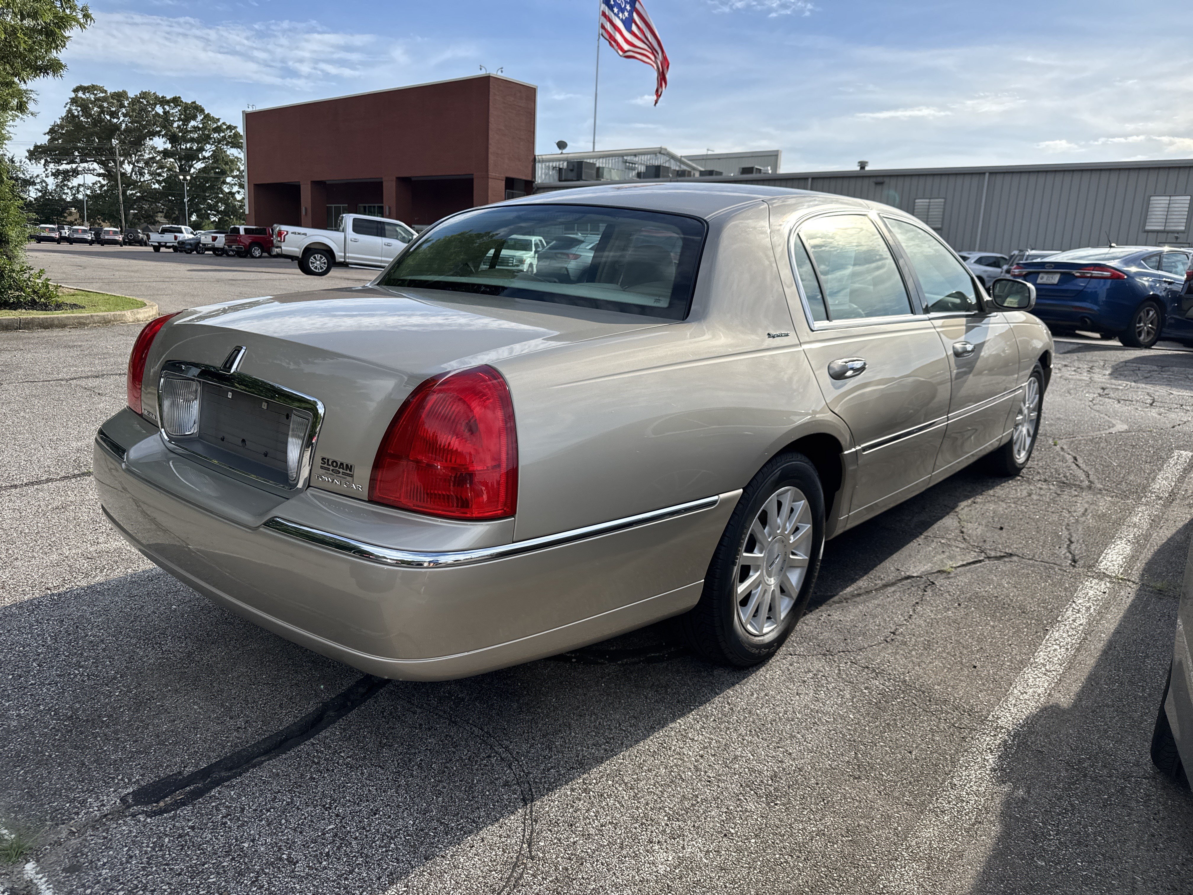 Used 2006 Lincoln Town Car Signature RWD image 2