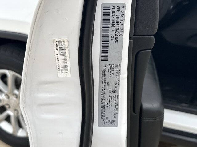 Used 2021 Jeep Grand Cherokee Laredo AWD/4WD image 35