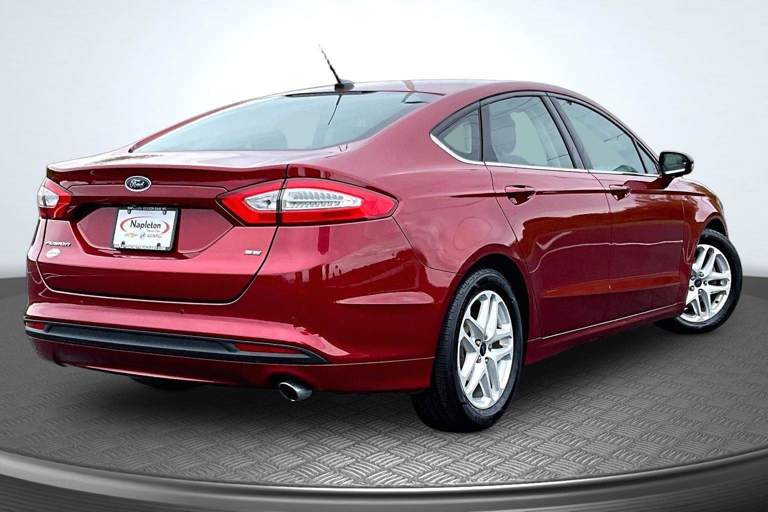 Used 2016 Ford Fusion SE FWD image 2