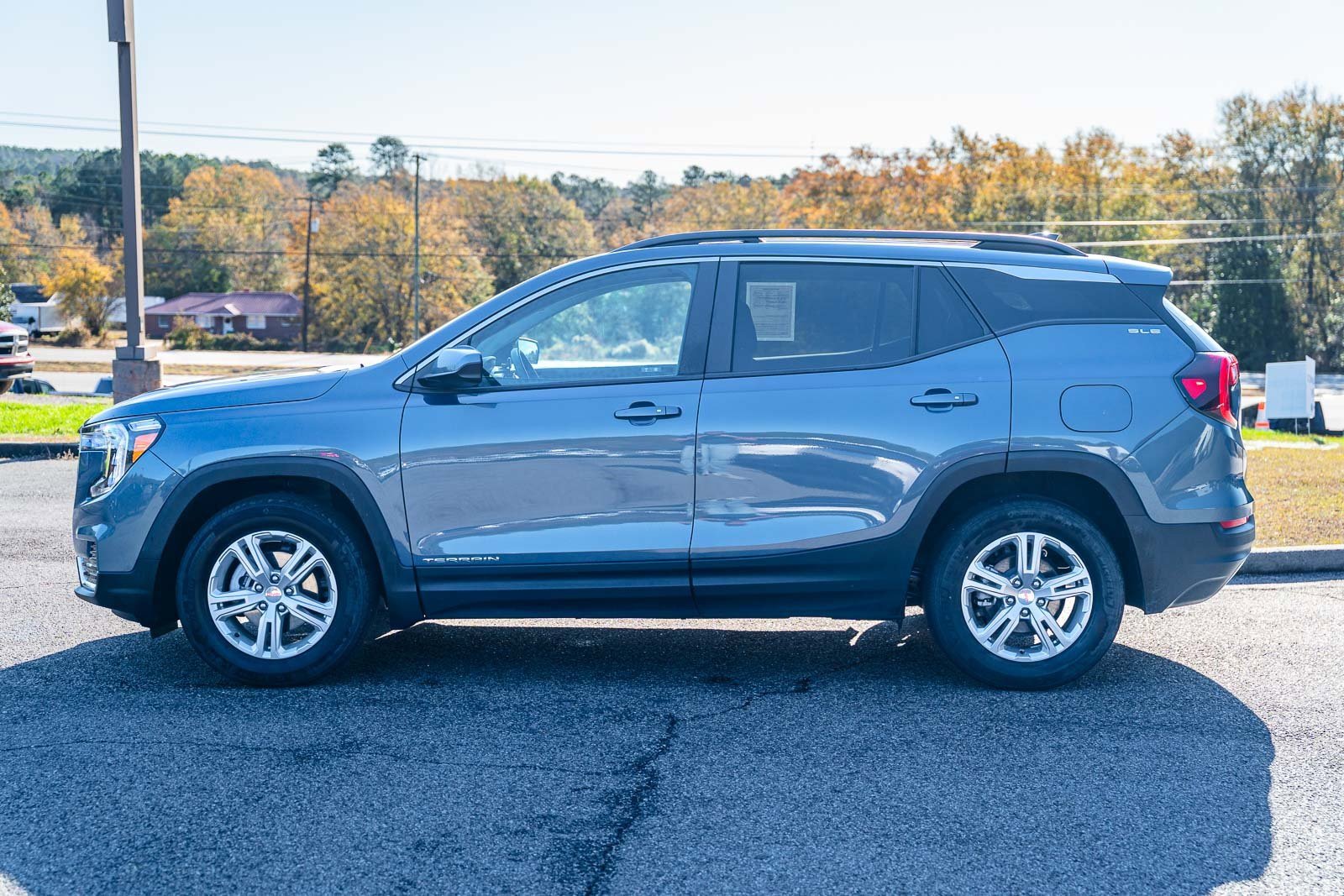 Used 2024 GMC Terrain SLE w/ Driver Convenience Package image 5