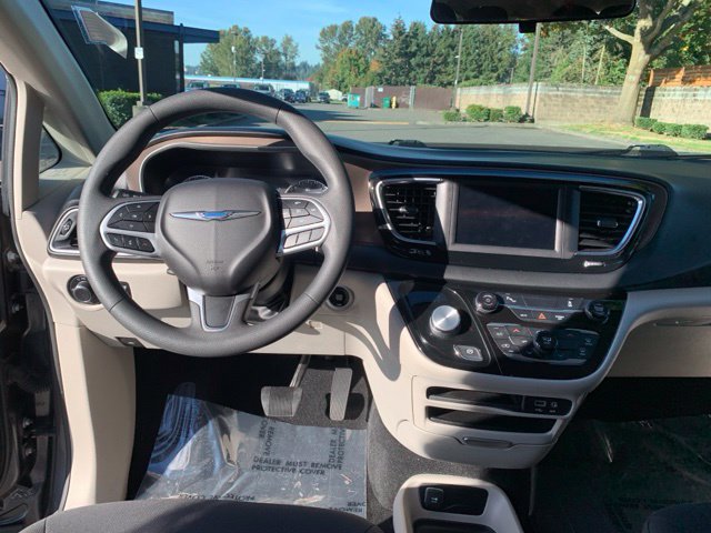 Used 2018 Chrysler Pacifica L FWD image 14