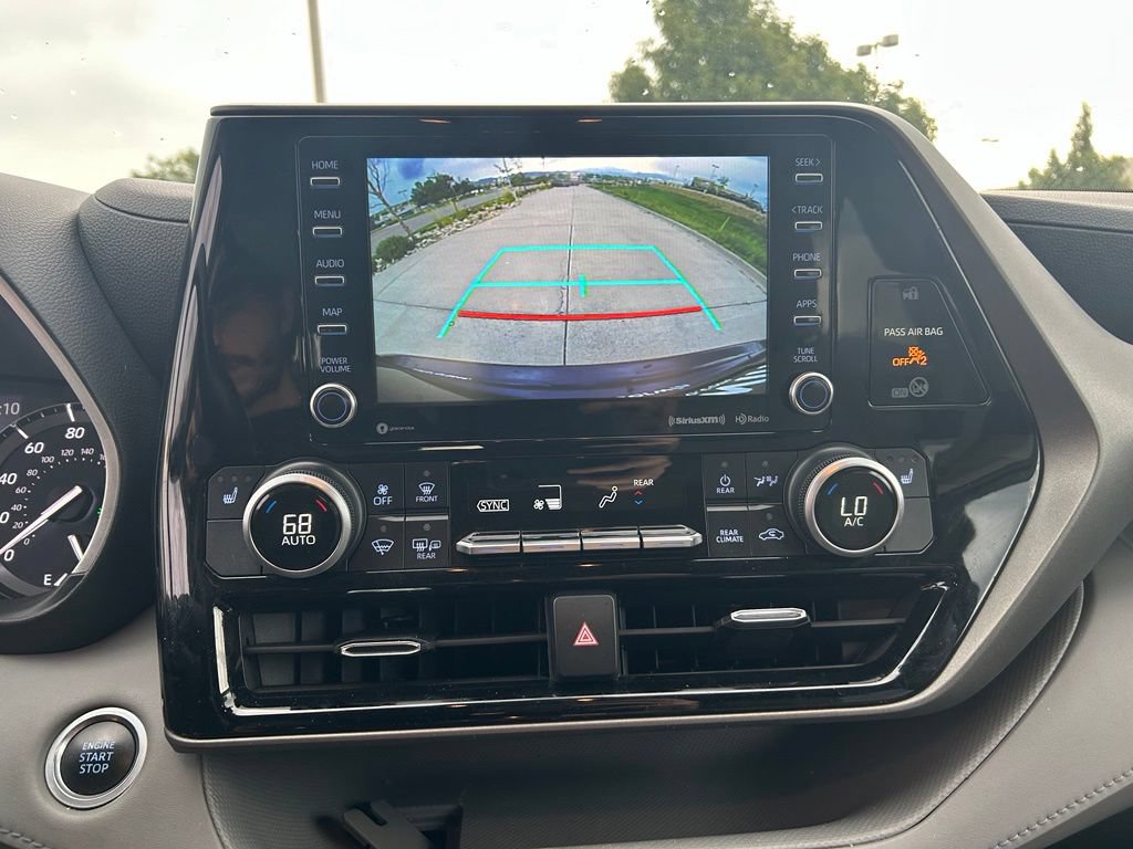 Used 2020 Toyota Highlander XLE AWD/4WD image 23