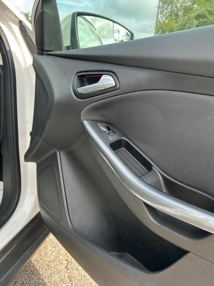 Used 2012 Ford Focus Titanium image 32