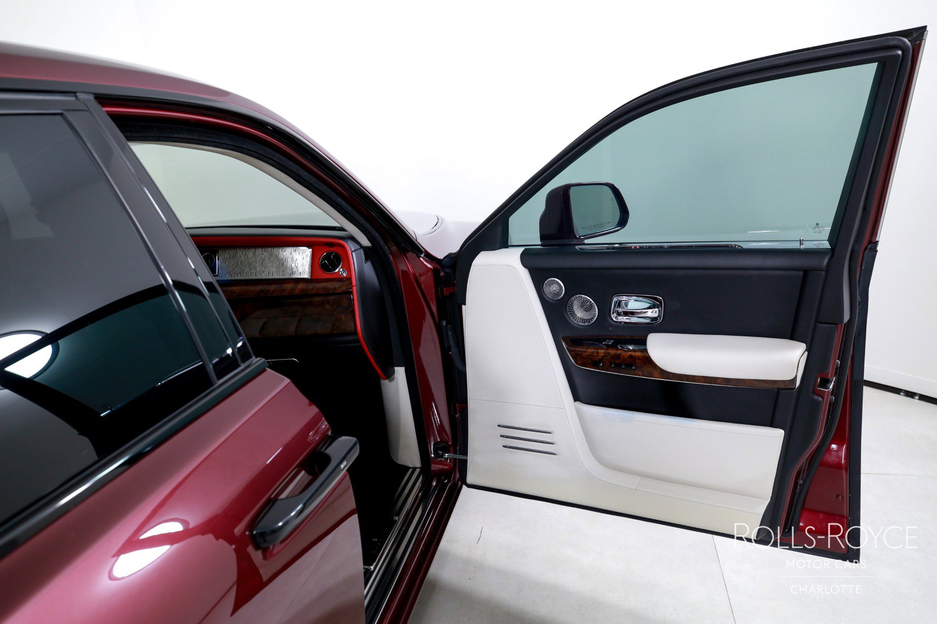 Used 2019 Rolls-Royce Phantom Sedan image 34