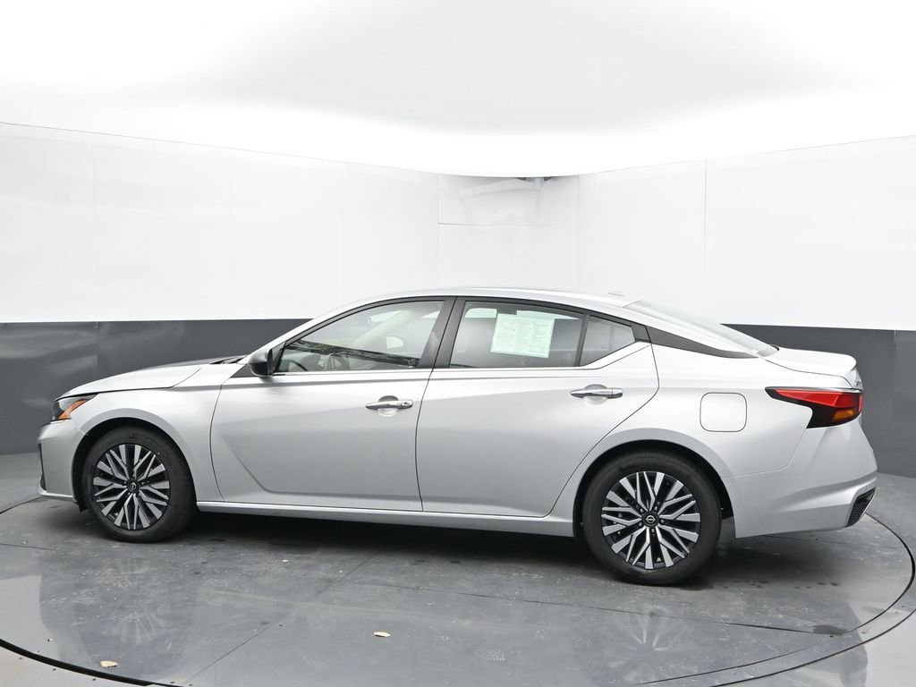 Used 2024 Nissan Altima 2.5 SV FWD image 8