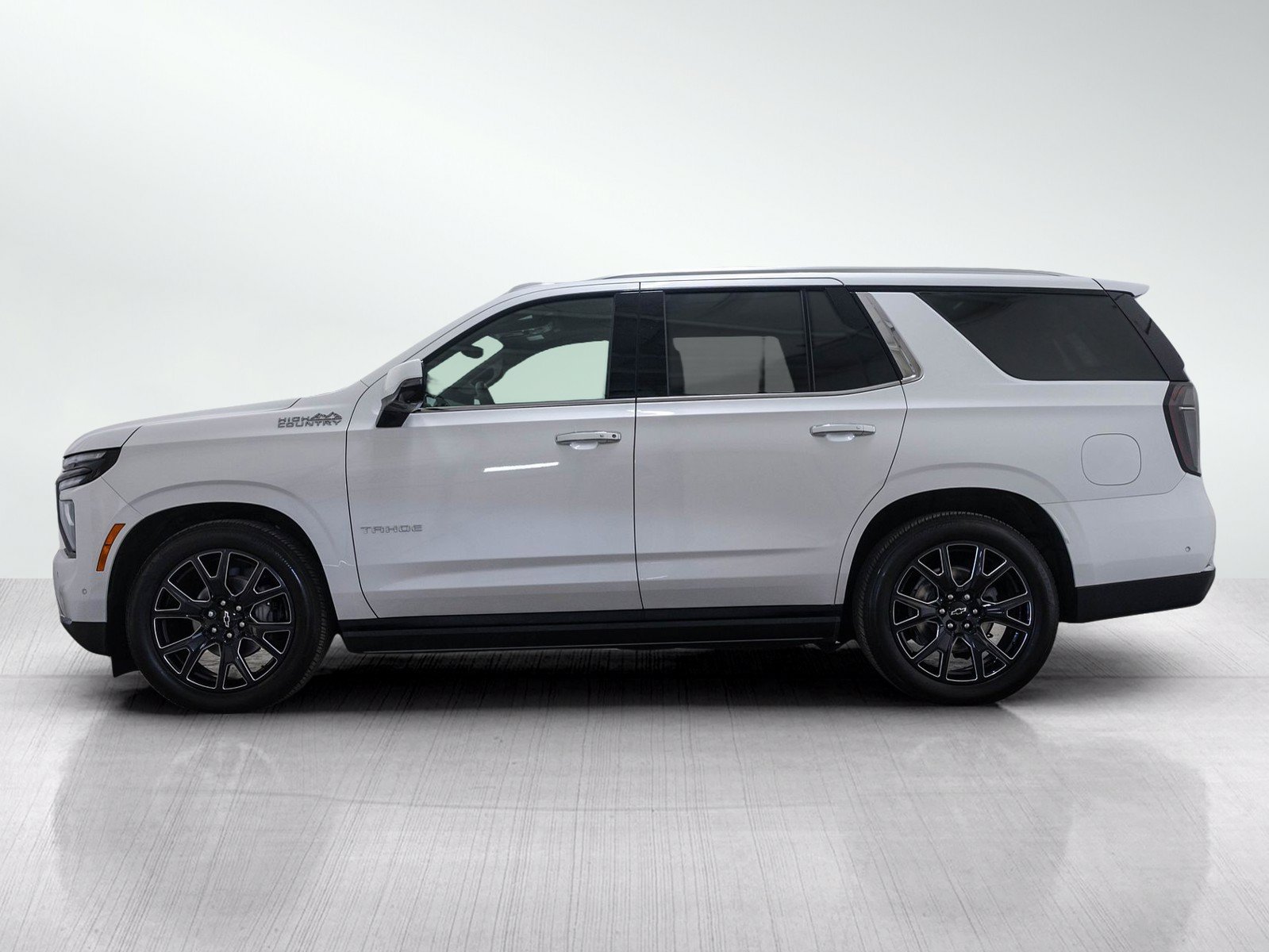 Used 2025 Chevrolet Tahoe High Country AWD/4WD image 3