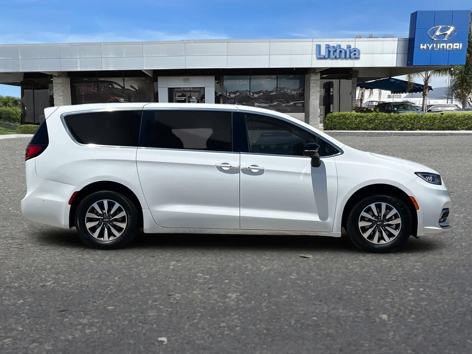 Used 2024 Chrysler Pacifica Limited FWD image 9