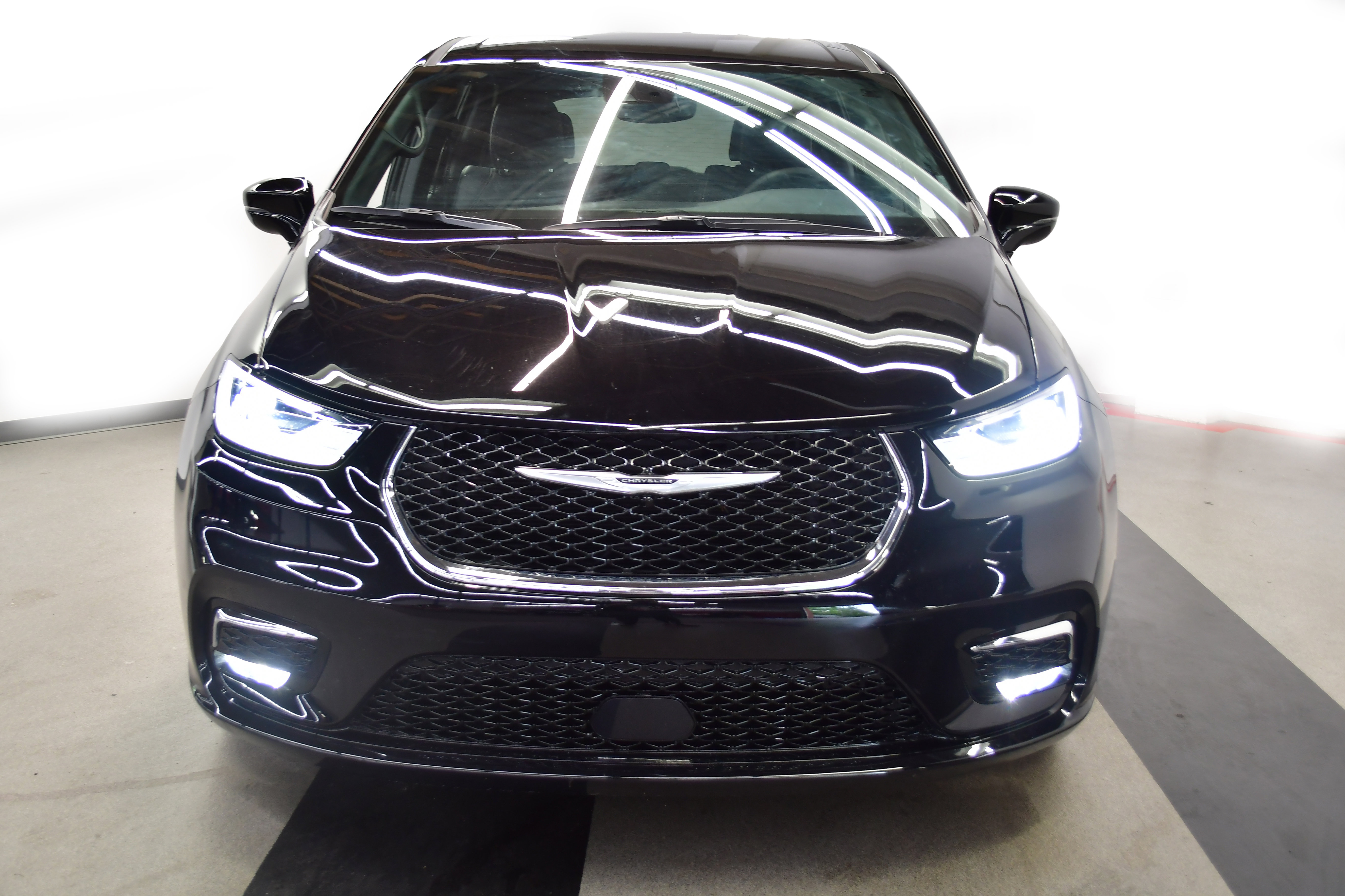 Used 2025 Chrysler Pacifica Select FWD image 3