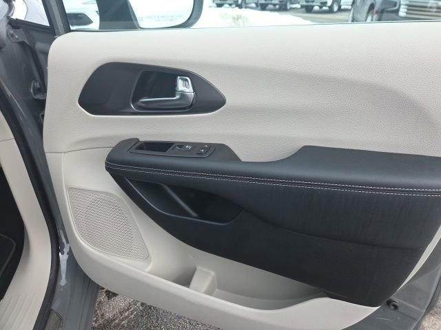 Used 2023 Chrysler Pacifica Touring-L image 59