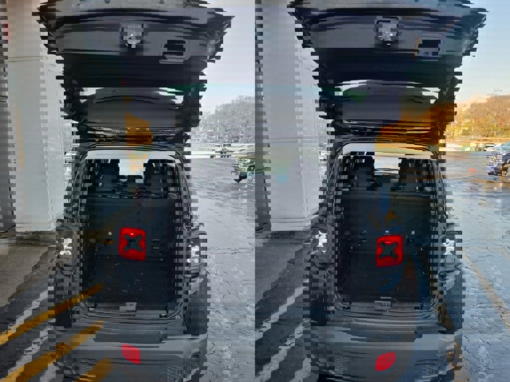 Used 2022 Jeep Renegade Latitude image 6