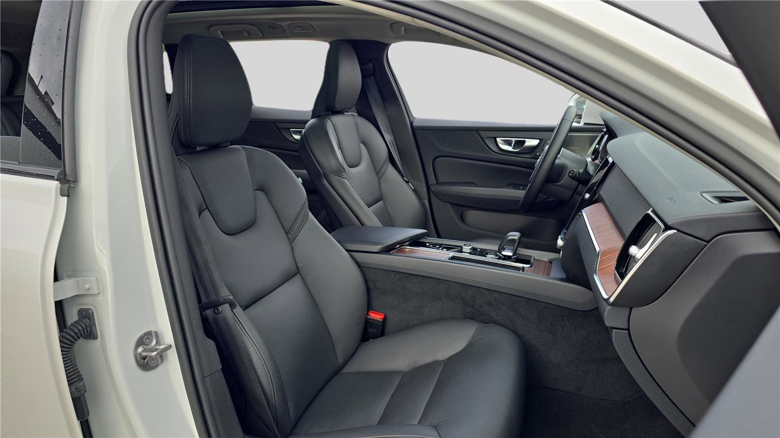 Used 2025 Volvo V60 B5 Cross Country Plus AWD/4WD image 23