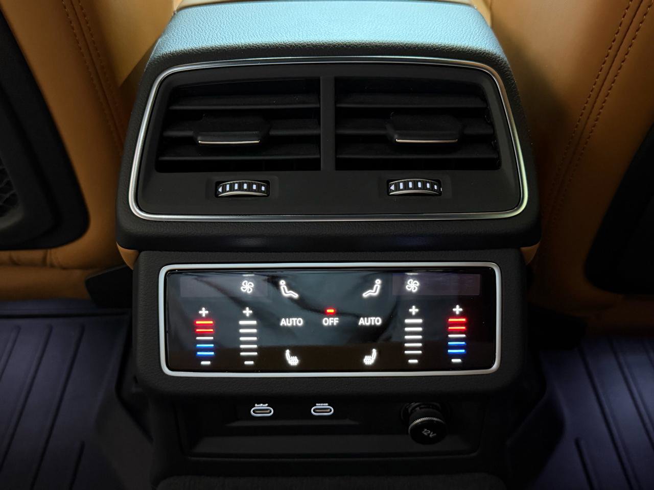 Used 2023 Audi RS 6 w/ Carbon Optic Package image 33